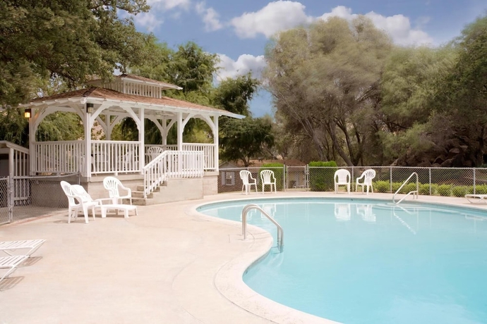 Imagen de la piscina del Hotel Lazy J Ranch Motel. Foto 15