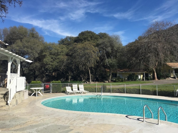 Imagen de la piscina del Hotel Lazy J Ranch Motel. Foto 16