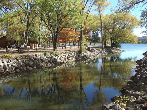 Imagen de los exteriores del Hotel Lazy Oaks Resort. Foto 8