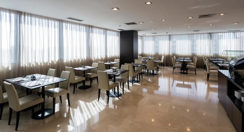 Imagen del bar/restaurante del Hotel Lcb Fuenlabrada. Foto 2