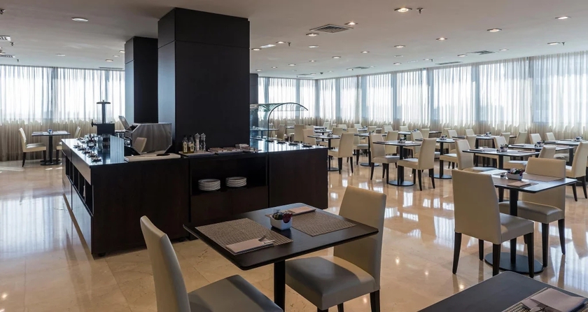 Imagen del bar/restaurante del Hotel Lcb Fuenlabrada. Foto 3