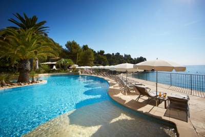 Imagen de la piscina del Hotel Le Bailli De Suffren. Foto 8