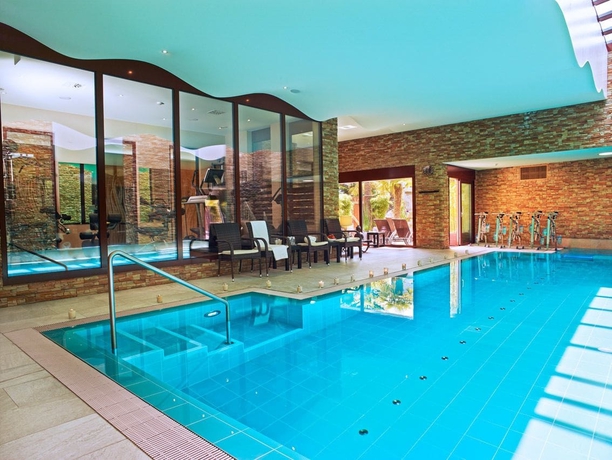 Imagen de la piscina del Hotel Le Baron Tavernier Restaurants Spa. Foto 16