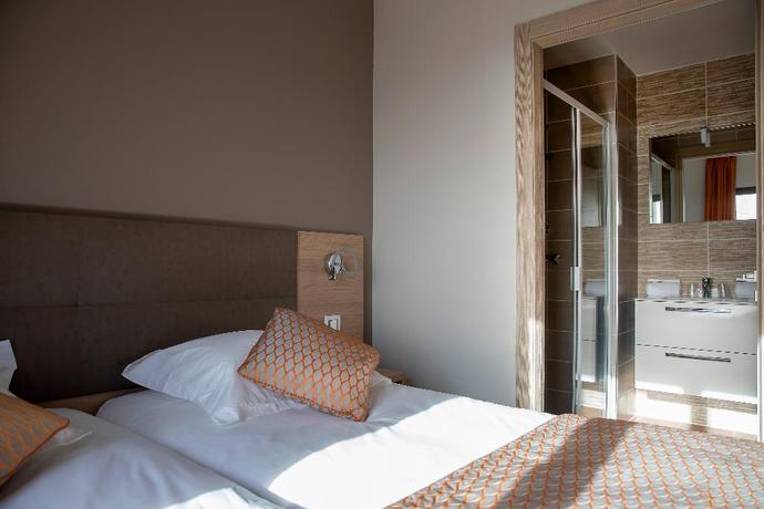 Imagen de la habitación del Hotel Le Bastia. Foto 4