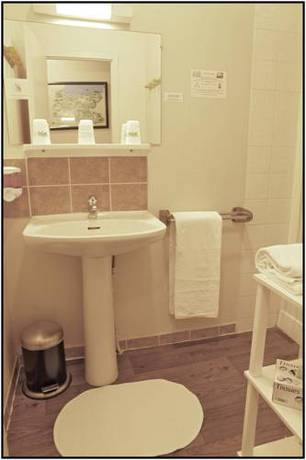Imagen de la habitación del Hotel Le Bayeux. Foto 16