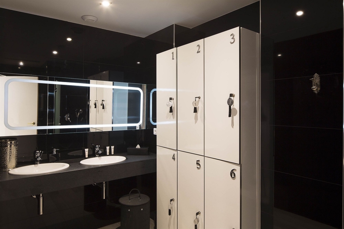 Imagen de la piscina del Hotel Le Belmont Paris. Foto 16