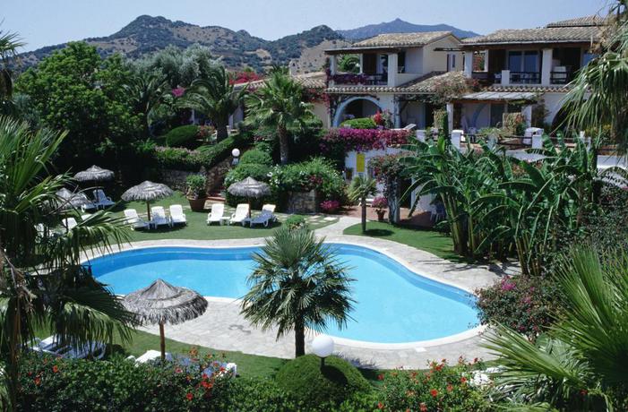 Imagen de la piscina del Hotel Le Bouganville Rooms Suites and Apartments. Foto 6