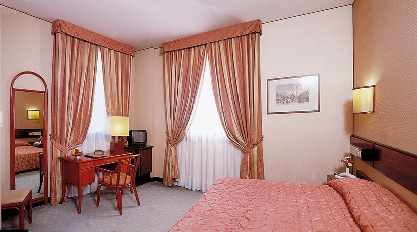 Imagen de la habitación del Hotel Le Boulevard. Foto 7