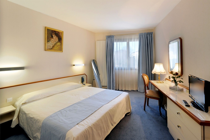 Imagen de la habitación del Hotel Le Bourgogne, Evian Les Bains. Foto 4