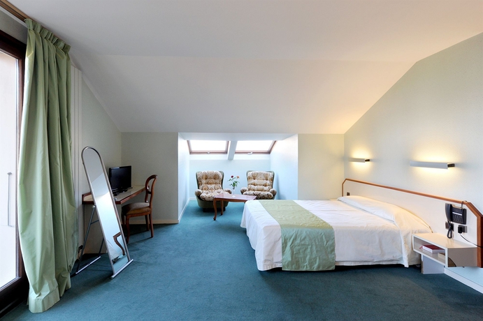 Imagen de la habitación del Hotel Le Bourgogne, Evian Les Bains. Foto 9