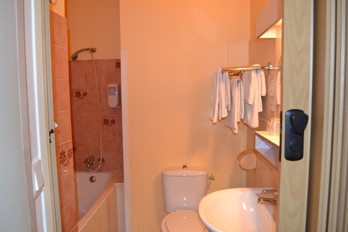 Imagen de la habitación del Hotel Le Bretagne, Saint Nazaire. Foto 4