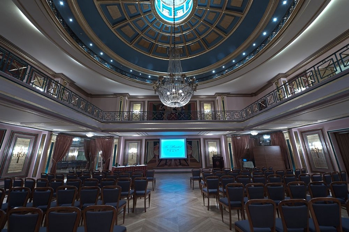 Imagen de los interiores del Hotel Le Bristol. Foto 16