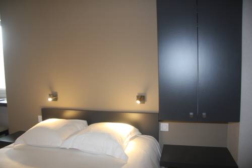 Imagen de la habitación del Hotel Le Cadoudal. Foto 15