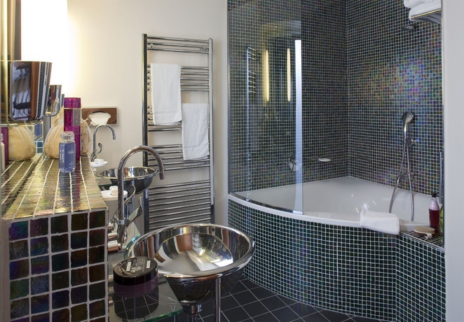 Imagen de la habitación del Hotel Le Café De Paris. Foto 10