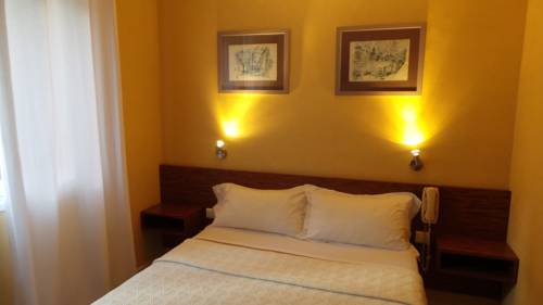 Imagen de la habitación del Hotel Le Cambronne. Foto 3