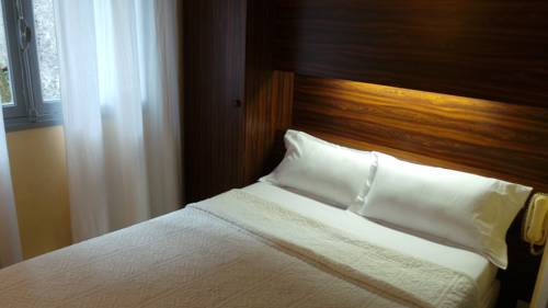 Imagen de la habitación del Hotel Le Cambronne. Foto 9