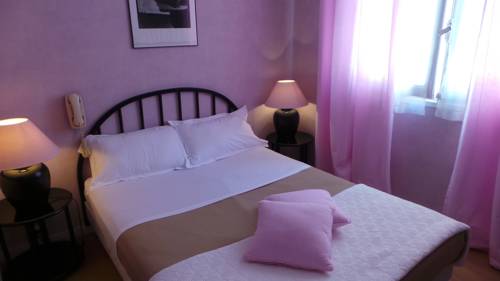 Imagen de la habitación del Hotel Le Cambronne. Foto 13