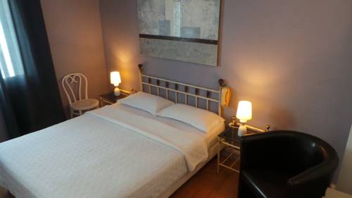 Imagen de la habitación del Hotel Le Cambronne. Foto 15