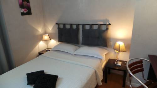 Imagen de la habitación del Hotel Le Cambronne. Foto 16