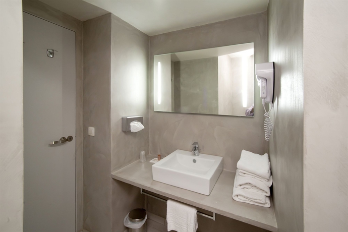 Imagen de la habitación del Hotel Le Cardinal Rueil Centre. Foto 3