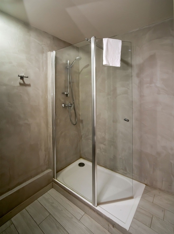 Imagen de la habitación del Hotel Le Cardinal Rueil Centre. Foto 8