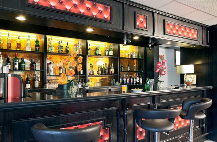 Imagen del bar/restaurante del Hotel Le Cardinal Rueil Centre. Foto 2