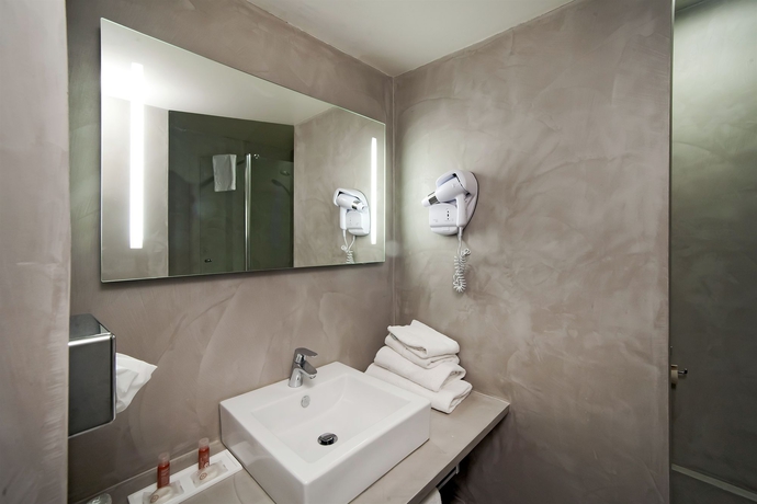 Imagen de la habitación del Hotel Le Cardinal Rueil Centre. Foto 9