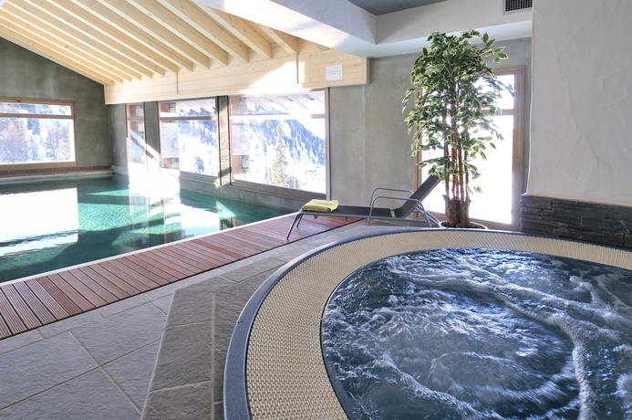 Imagen de la piscina del Hotel Le Carlina By Les Etincelles. Foto 19