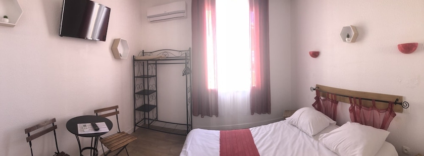 Imagen de la habitación del Hotel Le Carnon. Foto 11