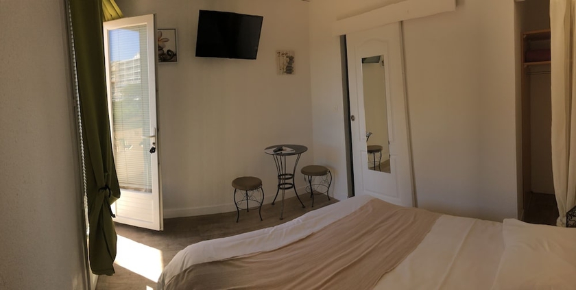 Imagen de la habitación del Hotel Le Carnon. Foto 13