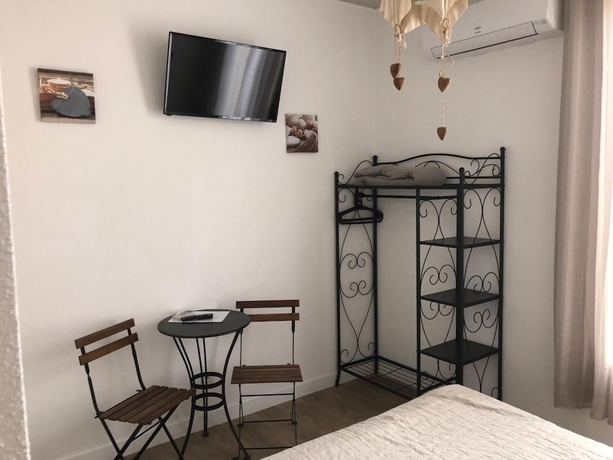 Imagen de la habitación del Hotel Le Carnon. Foto 19