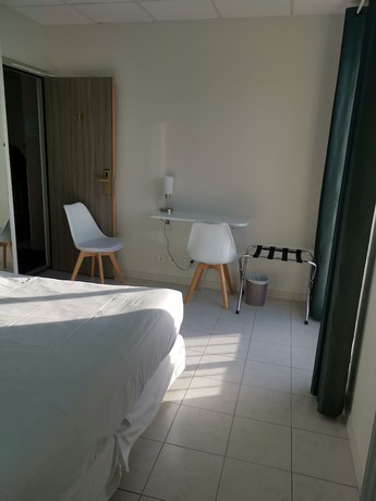 Imagen de la habitación del Hotel Le Carry H&ocirc;tel. Foto 12