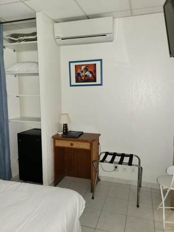 Imagen de la habitación del Hotel Le Carry H&ocirc;tel. Foto 16