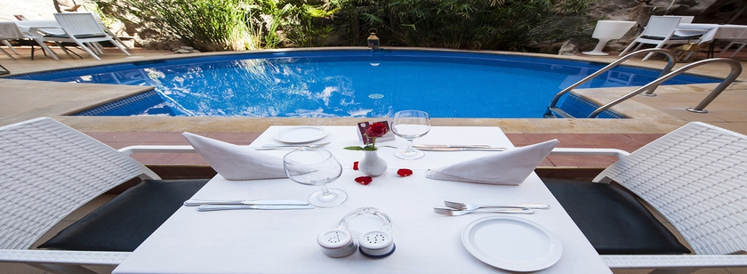 Imagen de la piscina del Hotel Le Caspien. Foto 11