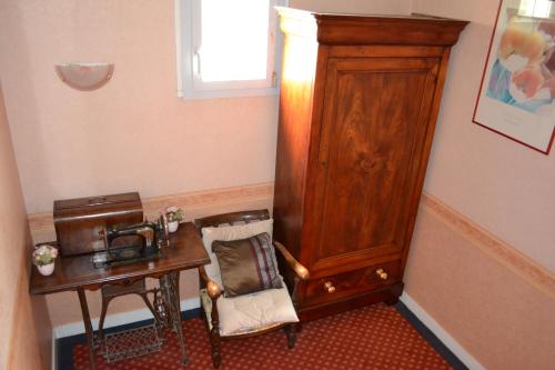 Imagen de la habitación del Hotel Le Castel. Foto 7