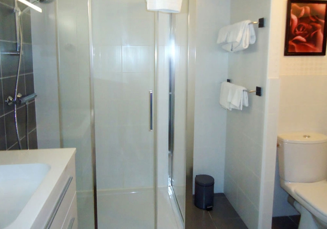 Imagen de la habitación del Hotel Le Castel Fleuri, Tours. Foto 4