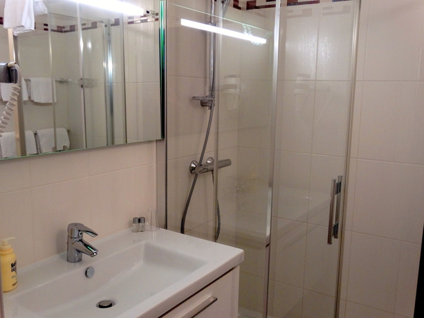 Imagen de la habitación del Hotel Le Castel Fleuri, Tours. Foto 6