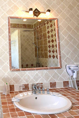 Imagen de la habitación del Hotel Le Catalan. Foto 15