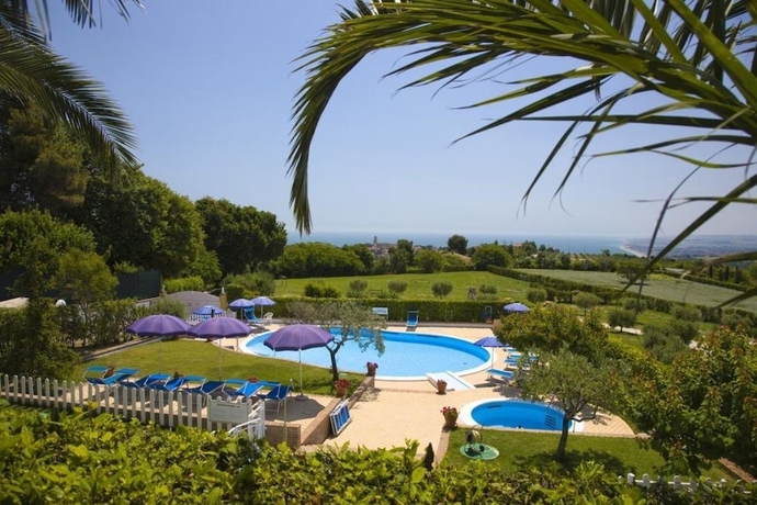 Imagen de la piscina del Hotel Le Cave. Foto 16