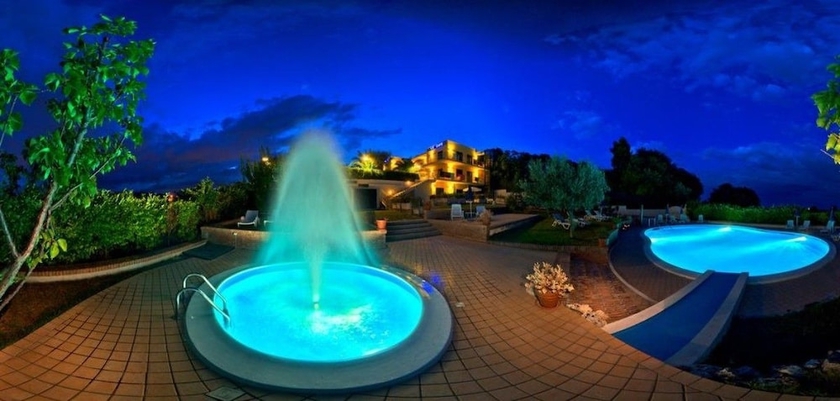 Imagen de la piscina del Hotel Le Cave. Foto 17