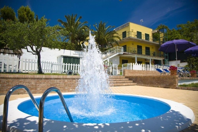 Imagen de la piscina del Hotel Le Cave. Foto 18