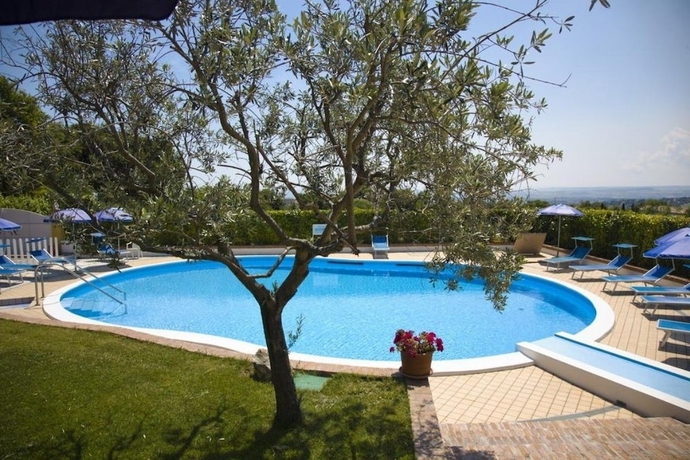 Imagen de la piscina del Hotel Le Cave. Foto 19