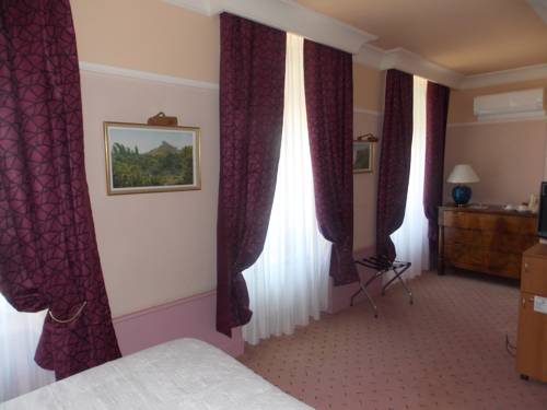 Imagen de la habitación del Hotel Le Cèdre De Soyons. Foto 6