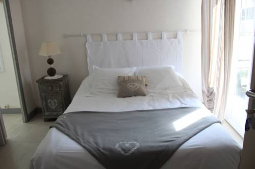 Imagen de la habitación del Hotel Le Central, NIORT. Foto 1