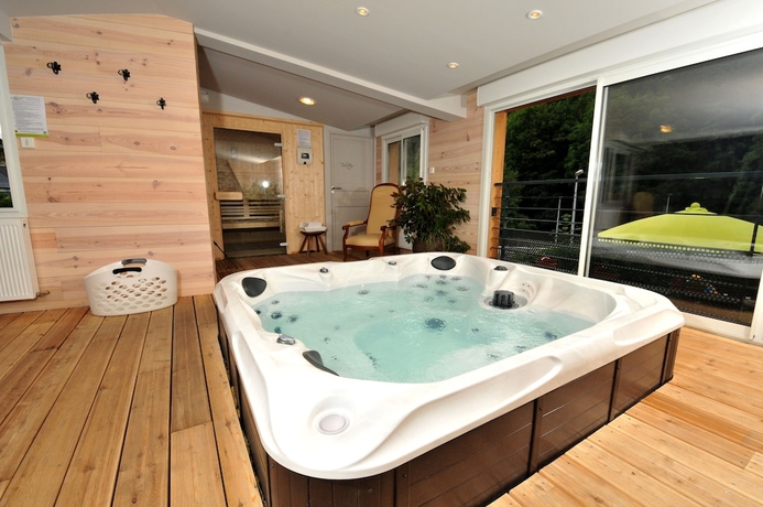 Imagen de la piscina del Hotel Le Central - Restaurant. Foto 19