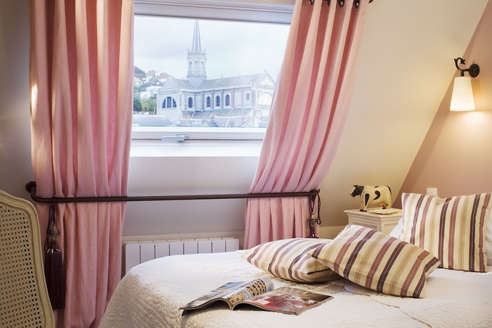 Imagen de la habitación del Hotel Le Central, Trouville-Sur-Mer. Foto 14