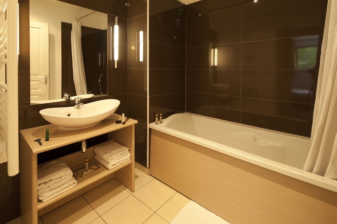 Imagen de la habitación del Hotel Le Château Des Magnans. Foto 16