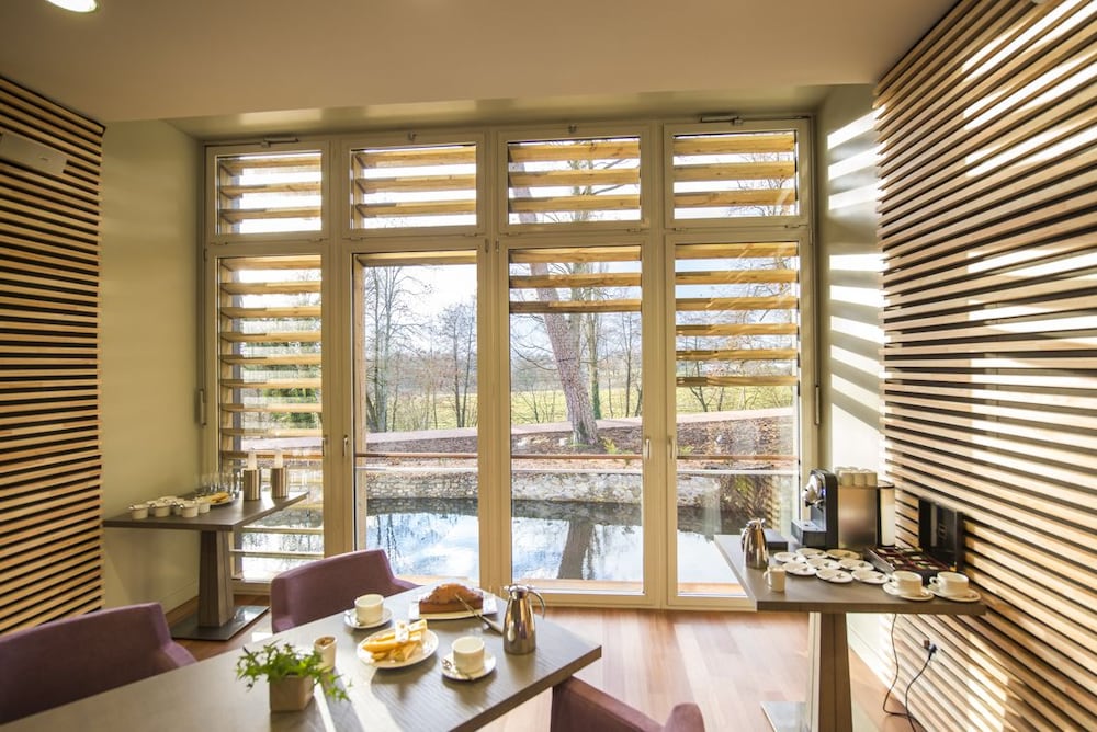 Imagen del bar/restaurante del Hotel Le Château Du Bost. Foto 2