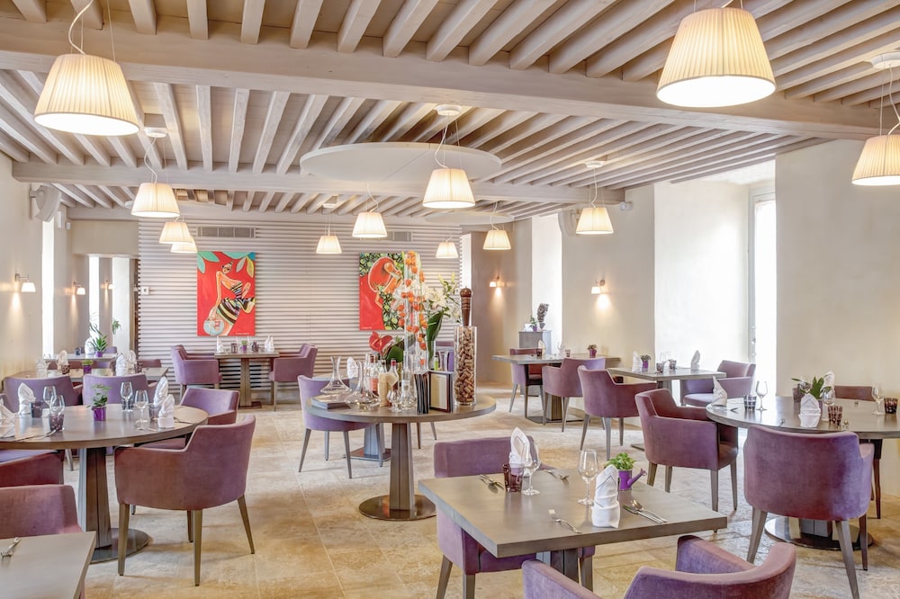 Imagen del bar/restaurante del Hotel Le Château Du Bost. Foto 3