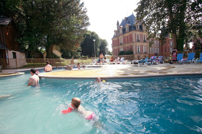 Imagen de la piscina del Hotel Le Château de Prêtreville. Foto 12